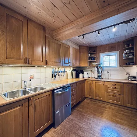 Red Cross Cabin, Spacious Mountain Feriehus *