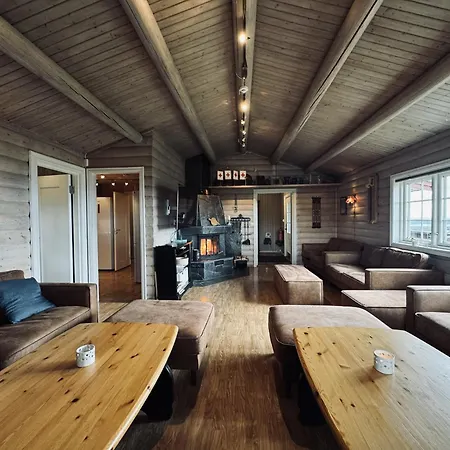 Feriehus Red Cross Cabin, Spacious Mountain *