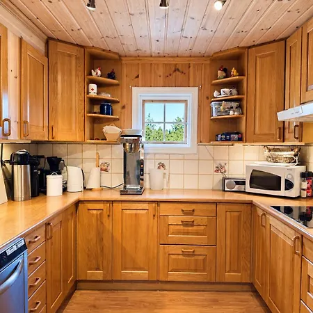 Red Cross Cabin, Spacious Mountain Semesterbostad