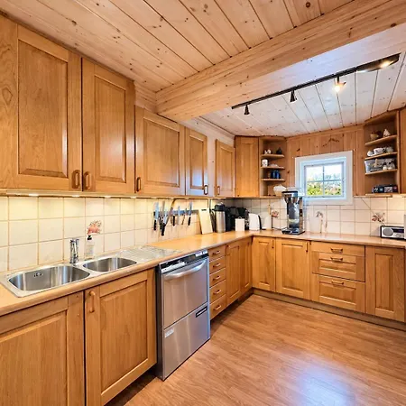 Red Cross Cabin, Spacious Mountain Gol
