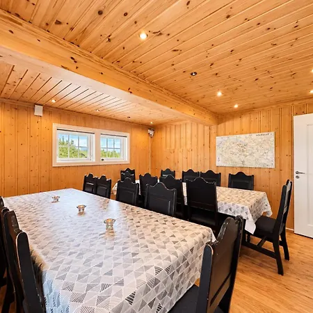 Semesterbostad Red Cross Cabin, Spacious Mountain *