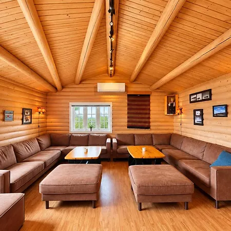 Red Cross Cabin, Spacious Mountain Semesterbostad