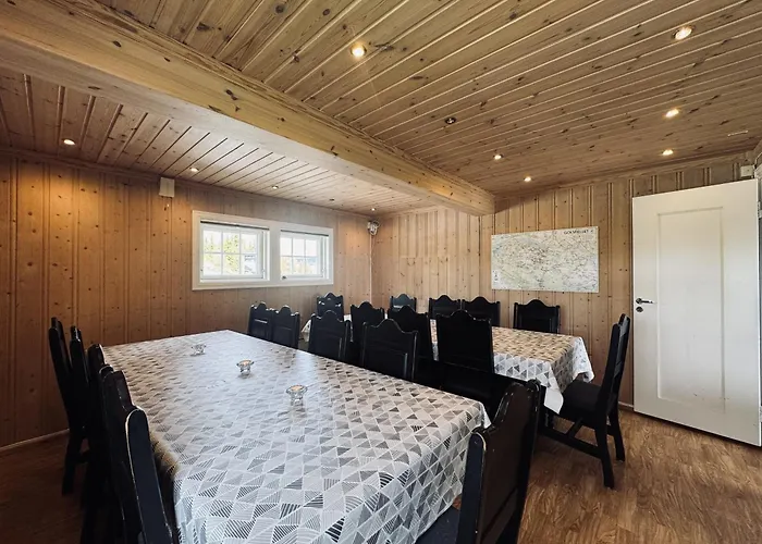 Feriehus Red Cross Cabin, Spacious Mountain *